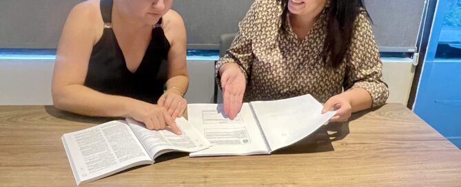 Cristiane e Thais, as especialistas da Núcleo Gestão Pública que ministraram o Treinament